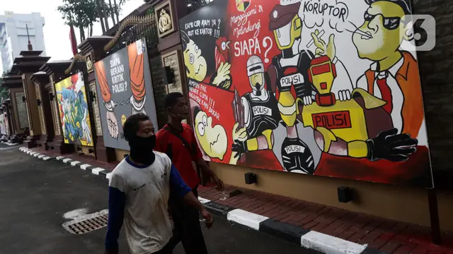FOTO: Mural Kritik Polisi Bertebaran di Lapangan Bhayangkara Mabes Polri