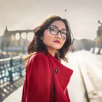 ilustrasi perempuan serius/Head over Heels/Shutterstock