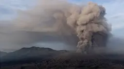 Semburan abu vulkanis Gunung Bromo, Probolinggo, Jawa Timur, Rabu (13/7). PVMBG menetapkan status Gunung Bromo masih berada pada level Waspada sehingga pengunjung tidak dibolehkan memasuki kawasan dalam radius 1 km dari kawah aktif. (BAY Ismoyo/AFP)