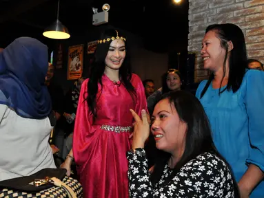 Iis Dahlia saat berbuka puasa bersama dengan penggemarnya di kawasan Senayan, Jakarta, Jumat (10/7/2015). Iis Dahlia tampil cantik dengan busana muslim berwarna pink. (Liputan6.com/Andrian M Tunay)