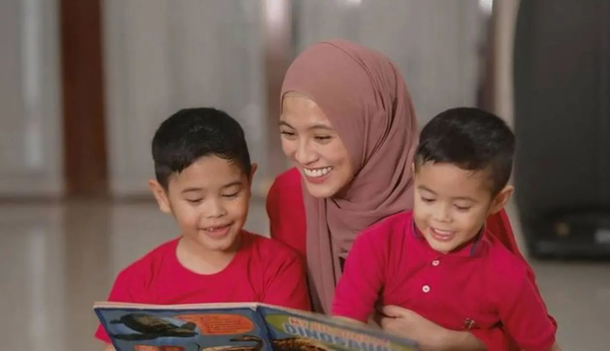 Jadi anak terakhir, Malik sendiri memiliki satu kakak lelaki yang bernama Rendra.(Instagram @ichaseobandono)