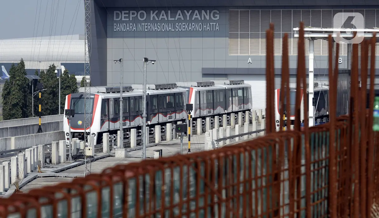 Kereta Melayang (Kalayang) atau Automatic People Mover System parkir di Depo Kalayang Bandara Internasional Soekarno Hatta, Tangerang, Banten, Rabu (19/8/2020). Hingga saat ini, PT Angkasa Pura II masih menghentikan layanan Kalayang untuk mengantisipasi penyebaran COVID-19. (merdeka.com/Dwi Narwoko)