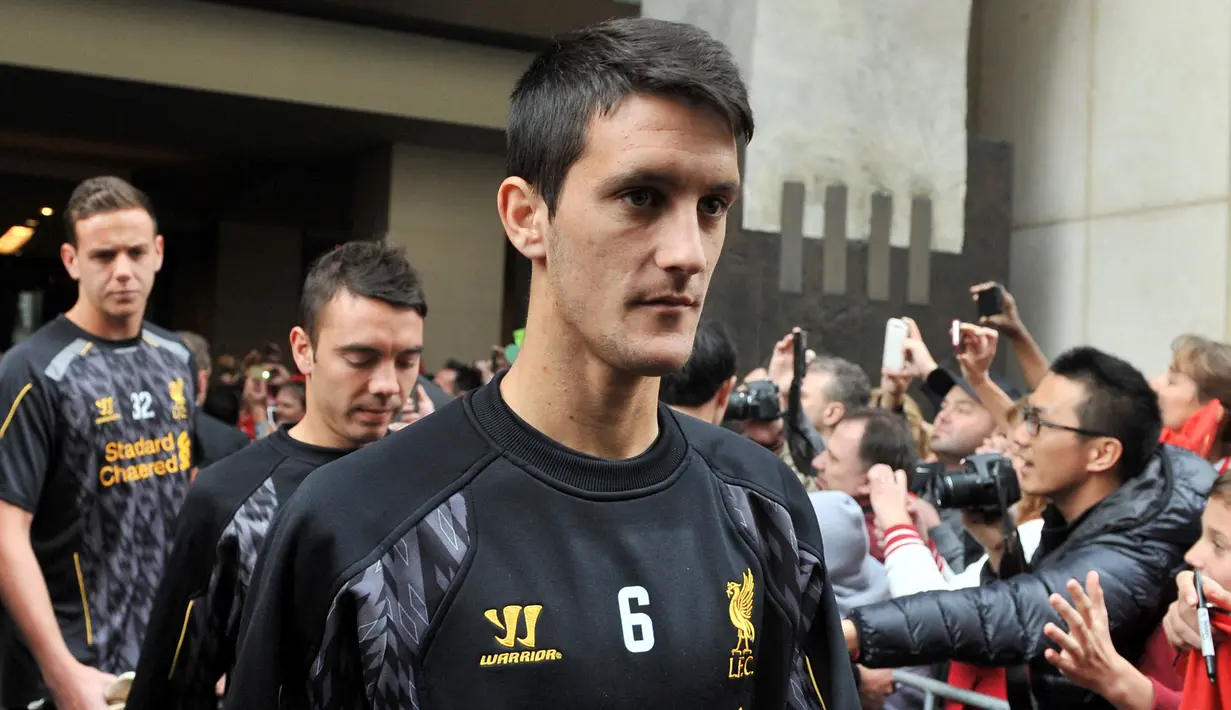 Luis Alberto didatangkan ke Anfield pada 2013 dari Sevilla. Bersama Liverpool, ia gagal beradaptasi dengan permainan Liga Inggris. Alberto pun lebih banyak dipinjamkan dan tercatat hanya tampil sebanyak sembilan pertandingan di liga. Pemain asal Spanyol tersebut akhirnya memilih hengkang pada 2016 ke Lazio. Keputusan tersebut menjadi titik balik kariernya. Sang pemain berhasil mempersembahkan satu gelar Coppa Italia dan dua trofi Supercoppa Italiana. (AFP/Paul Crock)