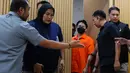 Buronan Interpol asal Filipina, Hector Aldwin Pantollana (tengah) sesaat sebelum rilis Penangkapan sekaligus Pemulangan WNA di kantor Direktorat Jenderal Imigrasi, Jakarta, Selasa (26/11/2024). (merdeka.com/Arie Basuki)
