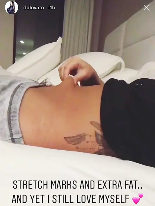 Demi mengunggah boomerang video yang menunjukkan lemak berlebih dan stretch mark tubuhnya. Namun ia tetap mencintai dirinya sendiri. (instagram/ddlovato)