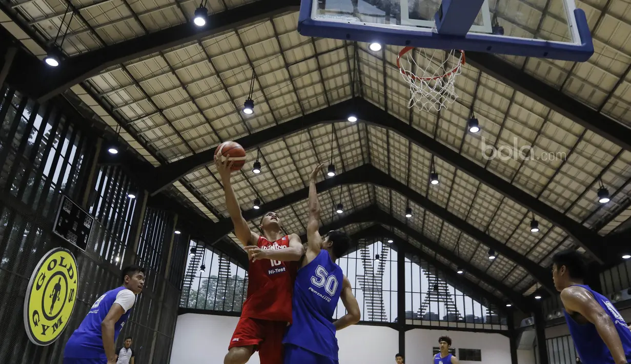 Pemain Timnas Basket Indonesia, Kevin Sitorus, berusaha memasukan bola saat bertanding melawan Satria Muda pada laga uji coba di BSD, Tangerang, Jumat (21/7/2017). Timnas Basket menang 87-52 atas Satria Muda. (Bola.com/M Iqbal Ichsan)
