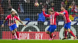 Pemain Atletico Madrid merayakan gol yang dicetak oleh Antoine Griezmann, ke gawang Real Madrid dalam laga babak 16 besar Copa del Rey 2023/2024 yang digelar di Metropolitano, Jumat (19/1/2024). Berkat hasil ini, Atletico Madrid pun menjadi tim terakhir yang memastikan kelolosan ke babak perempat final Copa del Rey. (AP Photo/Manu Fernandez)