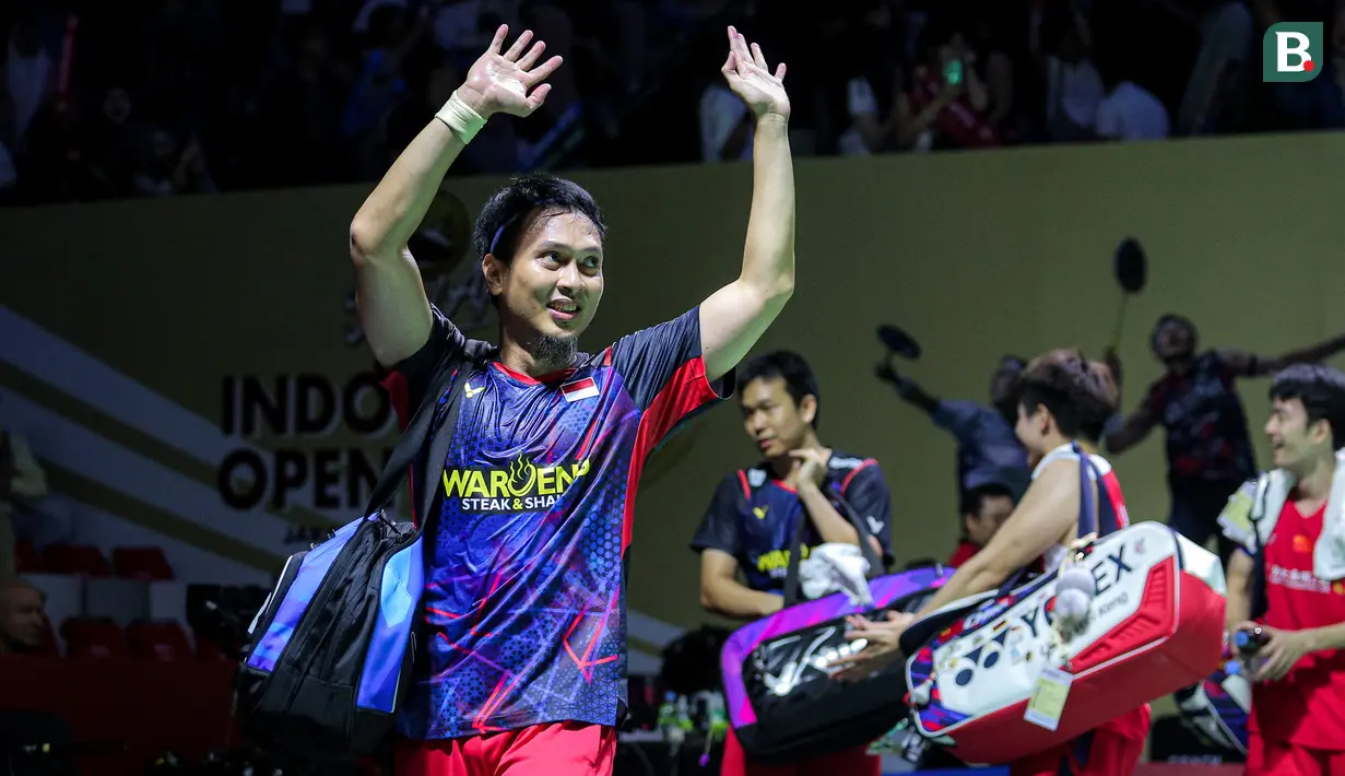 Pebulu tangkis Indonesia, Mohammad Ahsan melambaikan tangan ke arah penonton setelah kalah dari pasangan China, Liang Wei Keng/Wang Chang pada babak 16 besar Indonesia Open 2024 di Istora Senayan, Jakarta, Kamis (06/06/2024). (Bola.com/Bagaskara Lazuardi)