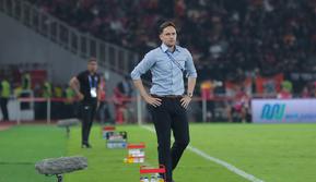 Aksi pelatih Bhayangkara FC, Paul Munster saat mendampingi timnya bertandang ke markas Persija Jakarta, Stadion Gelora Bung Karno, Jakarta, Senin (29/12/2025)  dalam laga tunda pekan ke-8 BRI Super League 2025/2026. (Bola.com/Muhammad Iqbal Ichsan)
