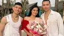 Pemain film Makmum ini bersama teman-temannya asyik merayakan momen spesial itu di tepi pantai. Foto-foto ulang tahunnya pun ramai dibanjiri ucapan selamat. Sejumlah publik figur pun turut memberi ucapan di antaranya Fenita Arie, Angel Karamoy hingga Fairuz A Rafiq. (Liputan6.com/IG/@titi_kamall)
