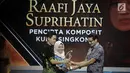 Wakil Gubernur terpilih DKI Jakarta Sandiaga Uno (kanan) memberikan penghargaan kepada Raafi Jaya dan Suprihatin dalam Liputan 6 Award 2017 di Studio SCTV Tower, Jakarta, Sabtu (20/5). (Liputan6.com/Faizal Fanani)