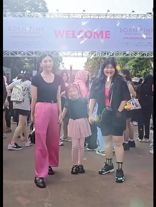 Istri Ruben Onsu dan putrinya tampak kompak mengenakan outfit hitam dan pink. Sarwendah dan putrinya menyaksikan pada hari kedua. Seperti diketahui, Blackpink konser dua hari yakni pada 11-12 Maret 2023. [Istagram/sarwendah29]