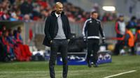 Pep Guardiola menyemangati timnya saat Bayern Munchen berhadapan melawan Olympiakos pada pertandingan lanjutam Grup F Liga Champions di Stadion Allianz Arena, Rabu (25/11/2015) dini hari WIB. (Reuters/Paul Hanna)