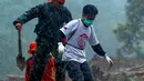 Tim SAR mencari korban setelah tanah longsor melanda di Gowa, Sulawesi Selatan, Jumat (25/1). Proses pencarian korban longsor terkendala cuaca buruk. (YUSUF WAHIL/AFP)