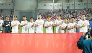 Para pemain starting XI Timnas Indonesia U-23 berbaris menyanyikan lagu kebangsaan Indonesia Raya jelang dimulainya laga perempatfinal Piala Asia U-23 2024 menghadapi Korea Selatan U-23 di Abdullah bin Khalifa Stadium, Doha, Qatar, Jumat (26/4/2024) dini hari WIB. (Dok. PSSI)