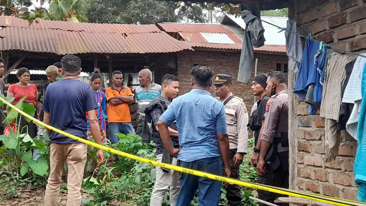 Jenazah korban dengan dada tertancap tombak (Liputan6.com/Ola Keda)