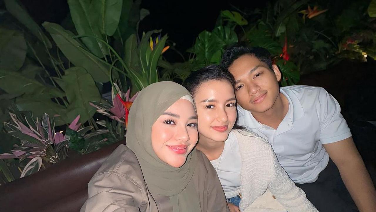 5 Potret Sarah Menzel dan Azriel Hermansyah saat Makan Malam Keluarga ...