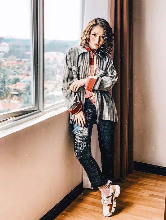 Selain tampil girly, Siti Badriah juga cocok berpenampilan tomboy seperti ini. Running shoes serta outer berupa kemeja berkerah pun tampak keren dikenakan Siti Badriah. Selain itu, rambutnya yang dibuat bergelombang pun semakin mendukung gaya modis Siti Badriah. (Liputan6.com/IG/@sitibadriahh)