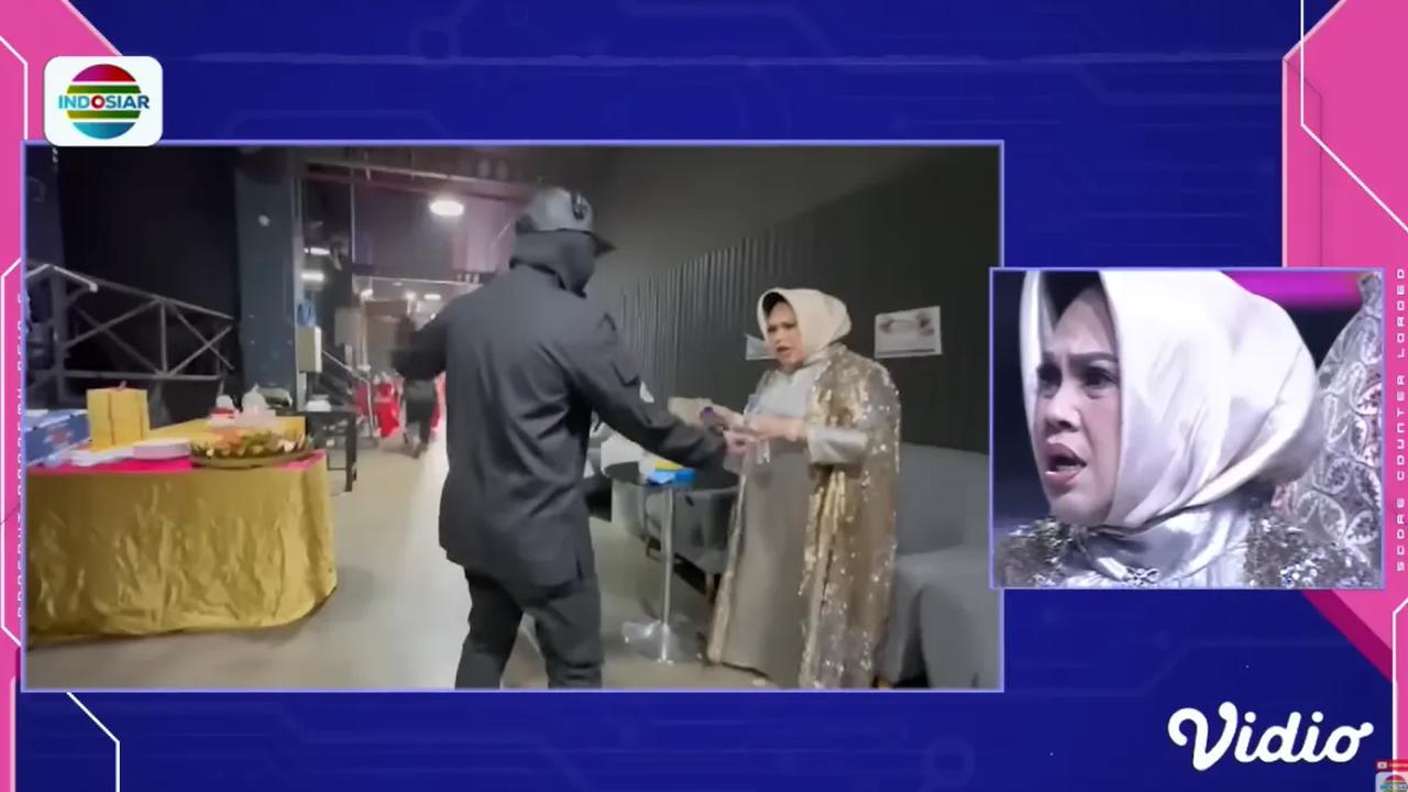 Hetty Koes Endang menyampaikan hal tersebut kepada rekan-rekan host yakni Irfan Hakim dan Ramzi. Hetty Koes Endang tampak begitu kesal.