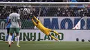 Penjaga gawang Arab Saudi Mohammed al-Owais gagal menangkap bola tendangan pemain Jepang Junya Ito dalam laga kualifikasi Piala Dunia zona Asia Grup B di Saitama Stadium, Saitama, Jepang, Selasa (1/2/2022). Jepang menang dengan skor 2-0. (AFP/Philip Fong)