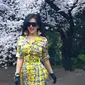 Syahrini bahagia bisa menyaksikan bunga sakura bermekaran [foto: instagram/princessyahrini]