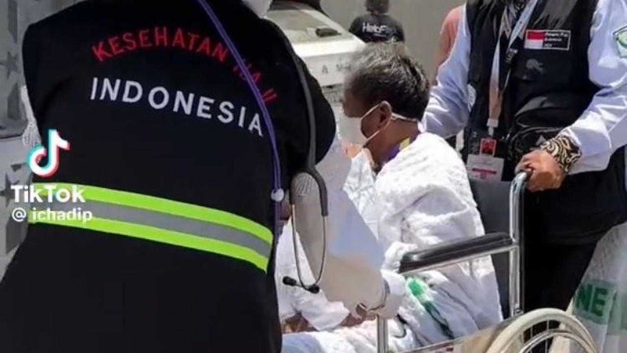 Awalnya, seorang jemaah haji tiba-tiba mengalami sesak napas dan ternyata saturasinya turun. Akhirnya mereka langsung membawanya ke rumah sakit terdekat.