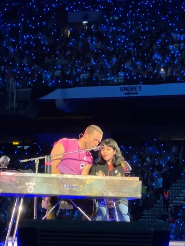 Penggemar Asal Indonesia Diajak Chris Martin Naik ke Panggung Konser Coldplay di Denmark: Greatest Day in My Life