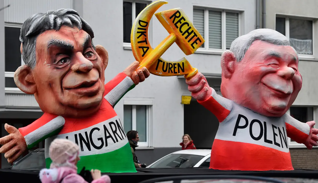 Kereta karnaval membawa karikatur  Perdana Menteri Hungaria, Viktor Orban dan pemimpin partai PiS Polandia, Jaroslaw Kaczynski dengan palu dan sabit dalam parade karnaval Rose Monday di Duesseldorf, Jerman, Senin (12/2). (AP Photo/Martin Meissner)