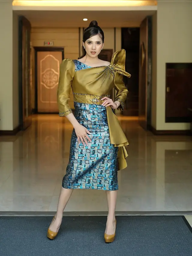 2. Dress Batik Modern yang Asimetris