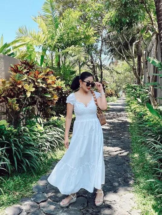 Beberapa waktu lalu, dalam kanal Youtube Feni Rose, Nindy menceritakan semuanya. Terutama kehidupannya sebelum menggugat cerai, di mana ia sering kali mendapat perlakuan kasar. Hanya saja, ia tidak mengumbarnya dan membiarkan hanya dirinya yang merasakan. (Instagram/nindyparasadyharsono)