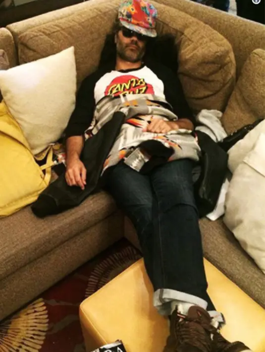 Nah! Yang terakhir ini Taika Waititi. Posisi tidurnya kok berasa seperti raja ya~ (HollywoodLife)