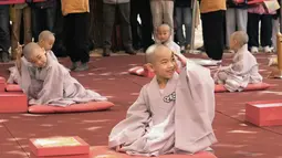 Sebanyak sembilan anak diberi kesempatan untuk belajar mendalami  pelajaran tentang ilmu agama Budha selama tiga minggu.  (AP Photo/Ahn Young-joon)