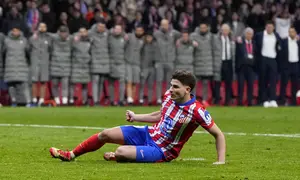 Pemain Atletico Madrid, Julian Alvarez terjatuh setelah melakukan tendangan penalti ke gawang Real Madrid pada laga leg 2 babak 16 besar Liga Champions 2024/2025 di Metropolitano Stadium, Madrid, Spanyol, Kamis (13/03/2025). (AP Photo/Manu Fernandez)