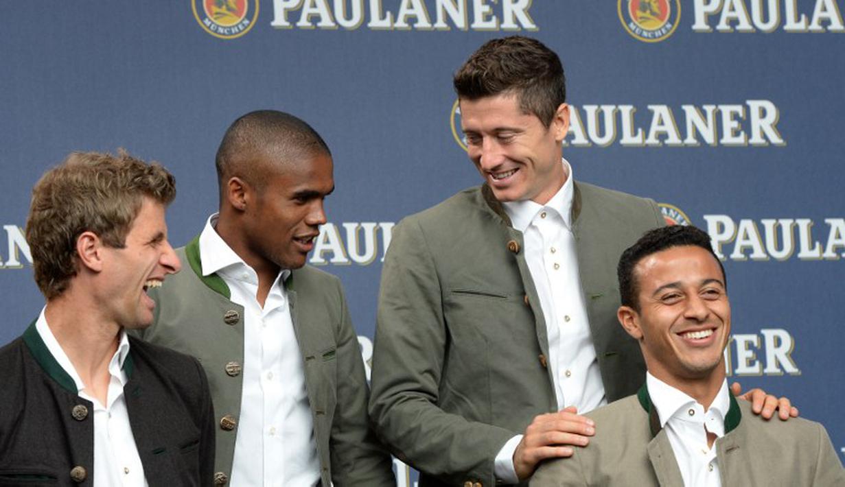 Thomas Mueller, Douglas Costa, Robert Lewandowski, dan Thiago Alcantara bersenda gurau sebelum dimulainya sesi foto. (AFP Photo/Christof Stache)
