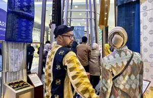 Weaving Archipelago, Merajut Cerita Indonesia Lewat Instalasi Tenun dari 10 Daerah