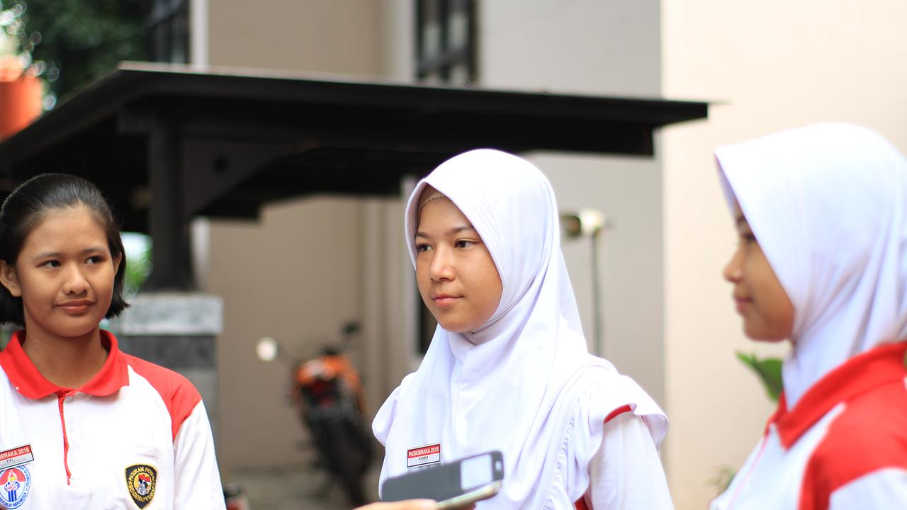 Di kala rindu dengan orangtua, calon Paskibraka 2018 hanya bisa berdoa dan berbagi cerita dengan teman (Foto: M. Fajri Erdyansyah)