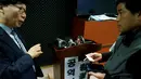 President of the Headquarters of Reporting for Public Good Korsel, Moon Seoung-ok berdiskusi soal kamera pengintai dengan muridnya, di Seoul, 30 September 2016. Korsel memanfaatkan kemajuan teknologi untuk memberantas korupsi. (REUTERS/Kim Hong-Ji)