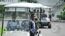 Presiden Joko Widodo (mobil depan) Presiden Joko Widodo (mobil depan) menaiki mobil golf sebelum memimpin rapat kabinet terbatas di Kantor Presiden, Jakarta, Kamis (2/4/2015). Rapat tersebut terkait persiapan pelaksanaan Konferensi Asia Afrika (KAA) (Lipu