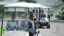 Presiden Joko Widodo (mobil depan) Presiden Joko Widodo (mobil depan) menaiki mobil golf sebelum memimpin rapat kabinet terbatas di Kantor Presiden, Jakarta, Kamis (2/4/2015). Rapat tersebut terkait persiapan pelaksanaan Konferensi Asia Afrika (KAA) (Lipu