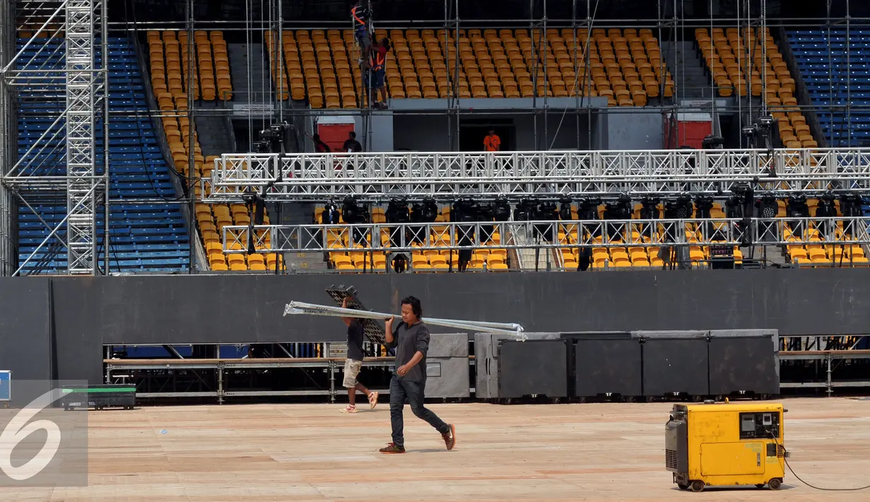 Pekerja merampungkan panggung konser Bon Jovi di bagian sisi stadion Gelora Bungkarno, Jakarta, Minggu (6/9/2015). Pembangunan panggung mewah konser Bon Jovi itu memakan waktu selama 10 hari. (Liputan6.com/Johan Tallo)