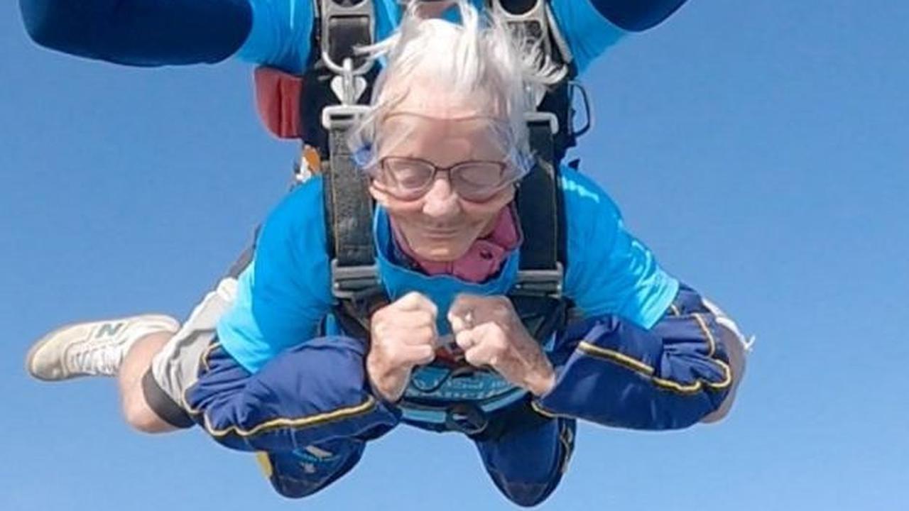 Dia pun mengatakan aksinya ini mungkin akan menjadi penggalangan dana terakhirnya.  Foto: UK Parachuting and Goldster / Handout via REUTERS
