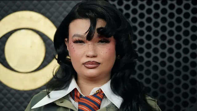 Lola Young Bergaya Edge di Karpet Merah Grammy Awards 2026. [Copyright AP]