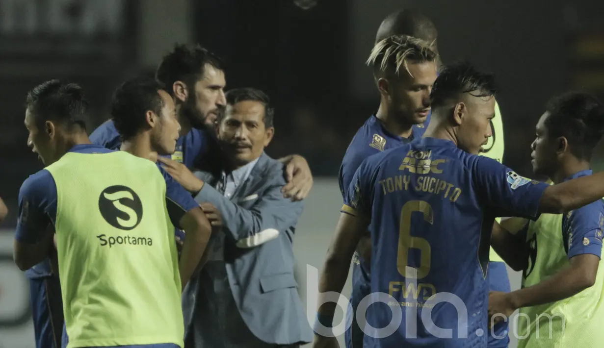 Pelatih Persib, Djajang Nurjaman, mendapat ucapan selamat dari para pemain setelah berhasil menang atas Persiba pada laga lanjutan liga 1 Indonesia di Stadion GBLA, Bandung, Minggu (11/6/2017). Persib menang 1-0. (Bola.com/M Iqbal Ichsan)