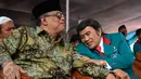 Ketum Partai Idaman Rhoma Irama berbincang dengan mantan Panglima TNI Jenderal Djoko Santoso saat deklarasi di Tugu Proklamasi, Jakarta, Rabu (14/10). Deklarasi tersebut dihadiri sejumlah tokoh parpol dan simpatisan partai. (Liputan6.com/Yoppy Renato)