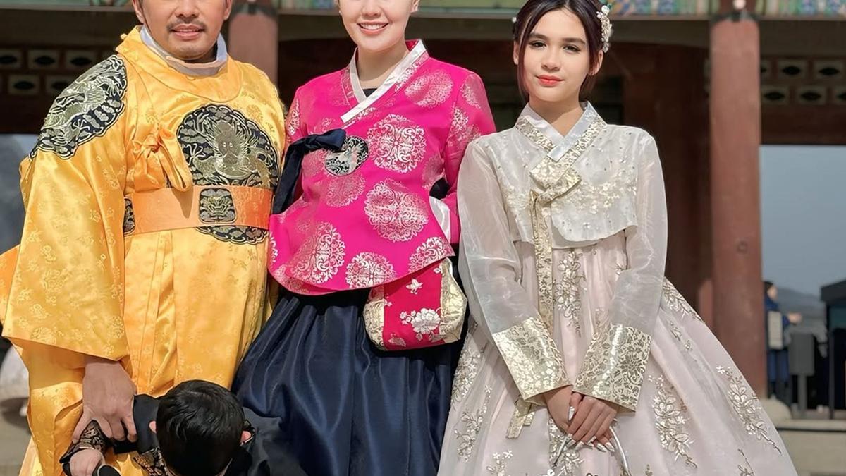 Potret Jennifer Dunn dan Keluarga Pakai Hanbok saat Nikmati Momen di Istana Gyeongbok