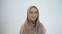 Tutorial Hijab Polos untuk Lebaran (Hijup)