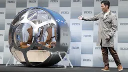 Keisuke Iwaya, CEO perusahaan pengembangan ruang angkasa Jepang, Iwaya Giken, meluncurkan kabin dua tempat duduk dan sebuah balon yang menurut perusahaan mampu terbang hingga ketinggian 15 mil, yang kira-kira berada di tengah stratosfer, saat ia berbicara selama konferensi pers di Tokyo, Selasa, 21 Februari 2023. Perusahaan startup Jepang mengumumkan rencana Selasa untuk meluncurkan penerbangan balon ruang angkasa komersial yang diharapkan akan menurunkan astrono ke bumi. (AP Photo/Eugene Hoshiko)