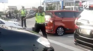 Di tengah kemacetan saat liburan panjang, seorang polisi menghibur diri dan pengendara dengan berjoget saat mendengar lagu Via Vallen.