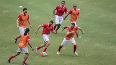Gelandang Calcio Legend, Simone Perotta, menggiring bola saat mencoba lapangan di SUGBK, Jakarta, Jumat (20/5/2016). Calcio Legend berlatih untuk persiapan jelang laga melawan Primavera Baretti. (Bola.com/Vitalis Yogi Trisna)