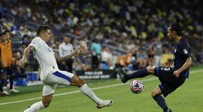 Pemain Al Hilal,&nbsp;Joao Cancelo&nbsp;(kiri), berebut bola dengan pemain Pachuca, Alonso Aceves, dalam laga Grup H Piala Dunia Antarklub di Nashville, Tennessee,&nbsp;Jumat (27/6/2025). (AP Photo/Johnnie Izquierdo)